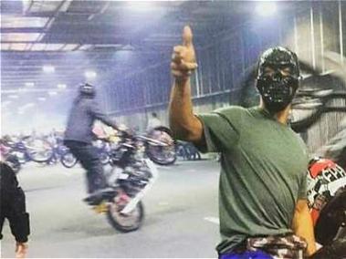 Motociclistas realizan piques ilegales y bloquearon varias vías de la ciudad de cali, celebrando halloween.