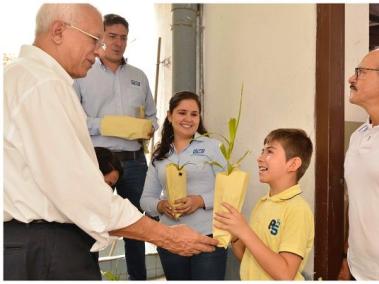 La misma comunidad se acercó a pedir su planta.