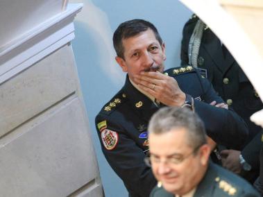 El general Martínez espera contiguo a la sala de la plenaria del Senado.