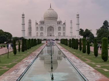 El Taj Mahal, una de las maravillas del mundo, fue construido entre 1631 y 1654 a orillas del río Yamuna.