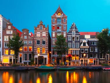 7.Países Bajos:
Conocido por sus canales, su producción de tulipanes, el museo Van Gogh y la casa museo donde Ana Frank se ocultó durante la Segunda Guerra Mundial y escribió su reconocido diario, Países Bajos se ubica en el séptimo lugar de esta lista.
De acuerdo con Lonely Planet este país será tendencia en este 2020 ya que cumplen 75 años de ser liberados de la ocupación alemana durante la Segunda Guerra Mundial y para conmemorarlo realizarán conciertos, actividades culturales, entre otros.
Además, Países Bajos será la sede del Festival de la Canción de Eurovisión, un encuentro donde participantes de toda la Unión Europea compiten por obtener el título a la mejor canción de Europa.