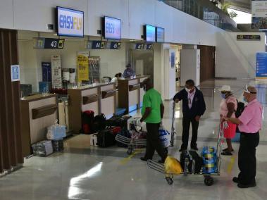 Distanciamiento y uso de tapabocas para pasajeros sin compañía.