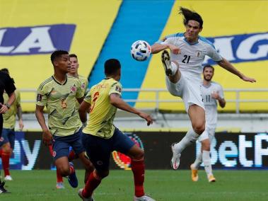 Jeison Murillo (c) de Colombia disputa un balón con Edinson Cavani de Uruguay hoy, en un partido de las Eliminatorias Sudamericanas para el Mundial de Catar 2022 entre las selecciones nacionales de Colombia y Uruguay en el estadio Metropolitano en Barranquilla (Colombia). EFE/Mauricio Dueñas Castañeda