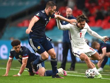 Jack Grealish (der.) de  Inglaterra,  en acción contra Stephen O'Donnell de Escocia.