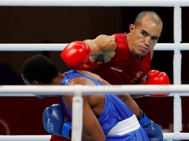 Eldric Sella (rojo), boxeador venezolano del equipo de refugiados.