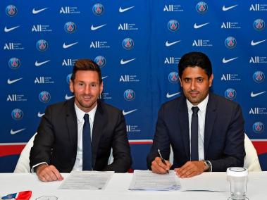 Lionel Messi (izq.), con el presidente del PSG, Nasser Al-Khelaifi.