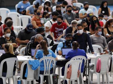 Luego de la exigencia del carné de vacunación para el ingreso a establecimientos públicos. En Medellín se han visto más personas acercarse a los puntos de vacunación para aplicarse la primera dosis o completar el esquema de vacunas contra el covid-19.