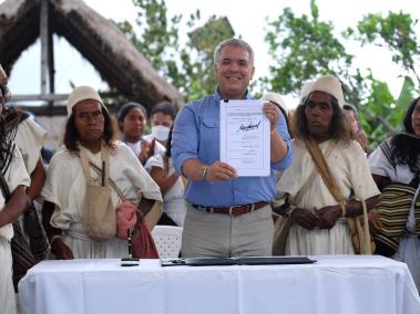 El presidente ratificó la ley en Nabusimake, capital espiritual de los indígenas arhuacos, en Pueblo Bello (Cesar).