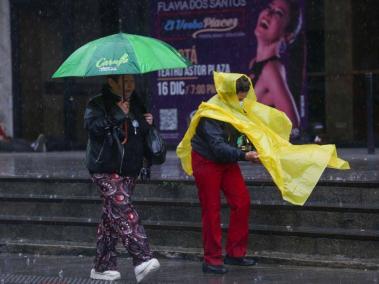 Los fuertes vientos y la lluvia de la cuidad
