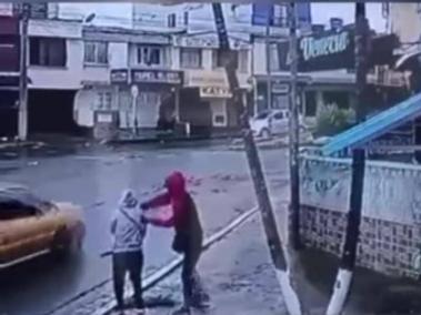 Momento cuando la joven es atacada con ácido.