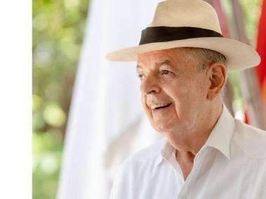 Raimundo Angulo nació en Cartagena, en 1944. Estudió Economía en EE. UU. y tomó las riendas del reinado en 1996.