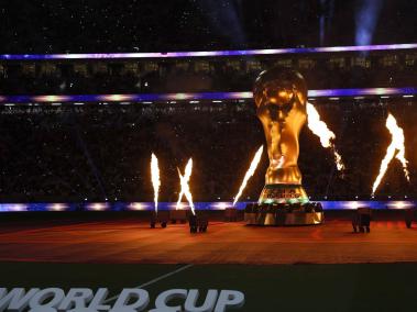 Fotografía del trofeo de una representación del trofeo del Mundial de Fútbol en la inauguración del campeonato Qatar 2022 hoy, en el estadio Al Bait en Al Khor (Catar). El mundial se realiza del 20 de noviembre al 18 de diciembre de 2022.