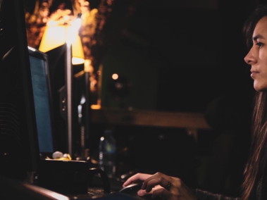 Se especializó en efectos visuales en Vancouver, Canadá.