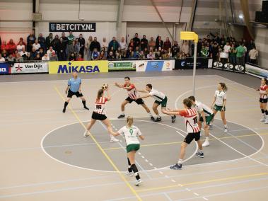 NYT: El korfbal es jugado por alrededor de un millón de personas en 70 países, pero es dominado por los holandeses en habilidad.