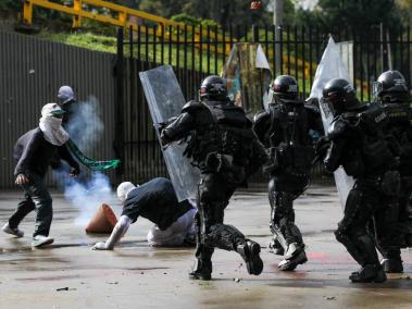 Varios encapuchados enfrentan a esta hora al Esmad de la Polcia en la Carrera 30 a la altura de la Universidad Nacional.