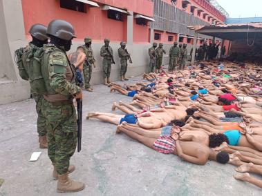 Soldados vigilan a presos durante un operativo en la Penitenciaría del Litoral.