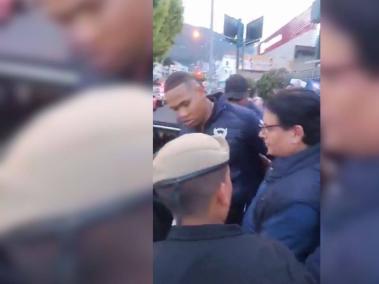 El candidato iba custodiado por las autoridades