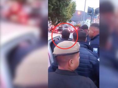 Los disparos empiezan justo cuando ingresa al automóvil.