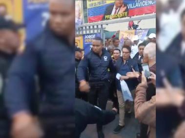 El candidato presidencial salía de un mitin electoral en un colegio de Quito.