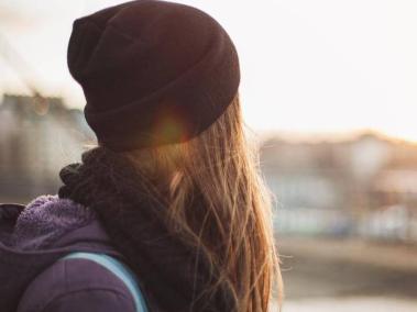 BBC Mundo: Una mujer de espaldas, mirando a la distancia