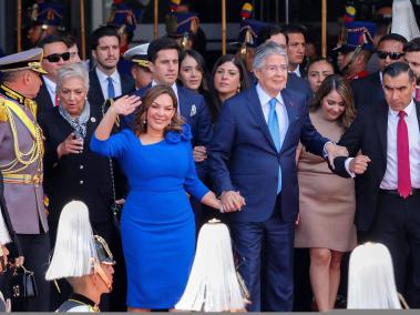 El expresidente de Ecuador Guillermo Lasso (C), acompañado de su esposa Maria de Lourdes Alcivar, abandona la Asamblea Nacional tras la posesión de Noboa.