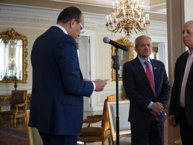 De izq. a der.: Vladimir Fernández, secretario jurídico de Presidencia; Carlos Ramón González, director del Dapre, y Otty Patiño, nuevo alto comisionado para la Paz.