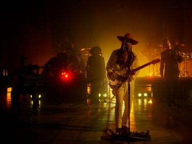 El cantante de Caballos de Fuerza, que se hace llamar C??ndor, esconde su rostro, pero est?? listo para un poco de rock experimental. Fotos: Cortes??a Est??reo P??cnic
