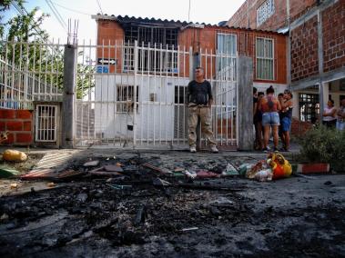 Enfurecidos habitantes de Candelaria, atacaron la casa de los presuntos agresores