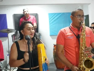 Frank Villanueva tocando el saxofón