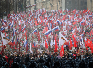 Personas sostienen retratos de sus familiares que lucharon en la Segunda Guerra Mundial, durante un memorial del Regimiento Inmortal el pasado lunes en Moscú.