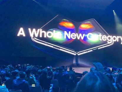 La firma Surcoreana Samsung presentó una nueva generación de su línea de celulares de gama alta Galaxy S, celebrando los 10 años de su lanzamiento.