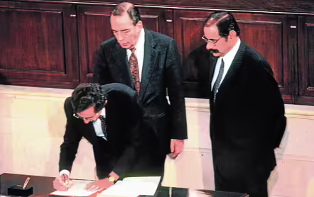 Foto de la firma de la Constitución de 1991. En la foto los presidentes de la Asamblea Nacional Constituyente: Antonio Navarro, Álvaro Uribe y Horacio Serpa.