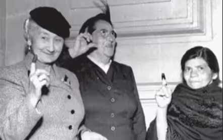 Las mujeres en Colombia pudieron votar oficialmente el 1 de diciembre de 1957, durante el plebiscito que consultaba el nacimiento del Frente Nacional. El voto femenino se logró en el país gracias a la reforma constitucional realizada el 27 de agosto de 1954.