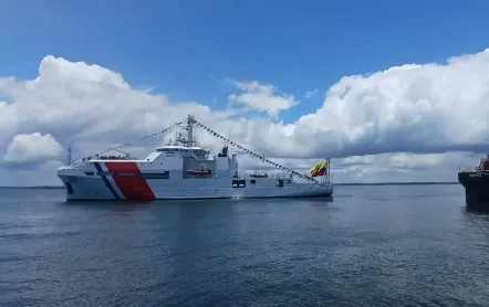 El ARC Simón Bolívar con sus tripulantes.