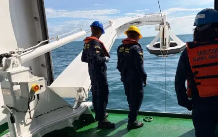 El ARC Simón Bolívar con sus tripulantes y científicos, haciendo análisis en el mar.