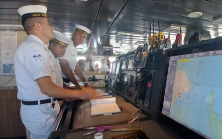 El ARC Simón Bolívar con sus tripulantes y científicos, haciendo análisis en el mar.