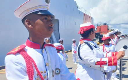 El ARC Simón Bolívar con sus tripulantes y científicos, haciendo análisis en el mar.