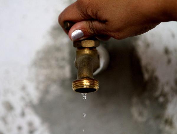 La ciudadanía no resiste cortes en el servicio, mientras que la empresa Triple A insiste en que este mejora cada día.