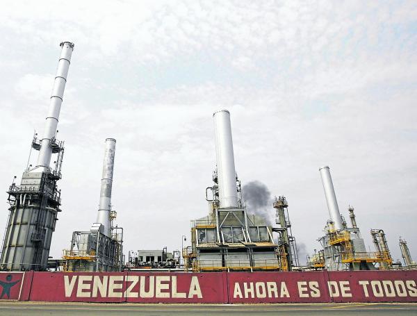 La producción petrolera en Venezuela, a pesar de tener inmensas reservas, es de apenas 742.000 carriles diarios, frente a los 3,4 millones diarios en 1998.