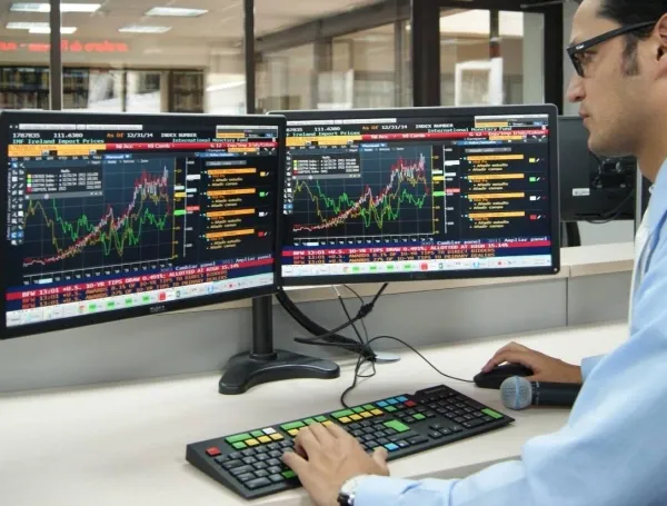 Mezcla de dólar bajo y subir tasas es el principal riesgo: César Giraldo, codirector del Banco de la República