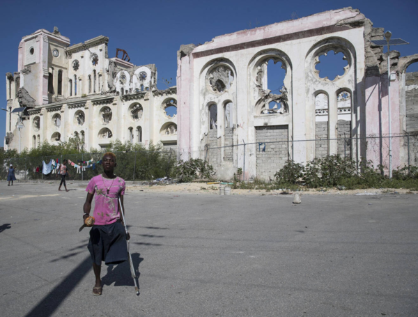 Catedral destruida, el 20 de enero de 2010, y (d) la misma catedral el 7 de enero de 2020, en Puerto Príncipe (
Haití).