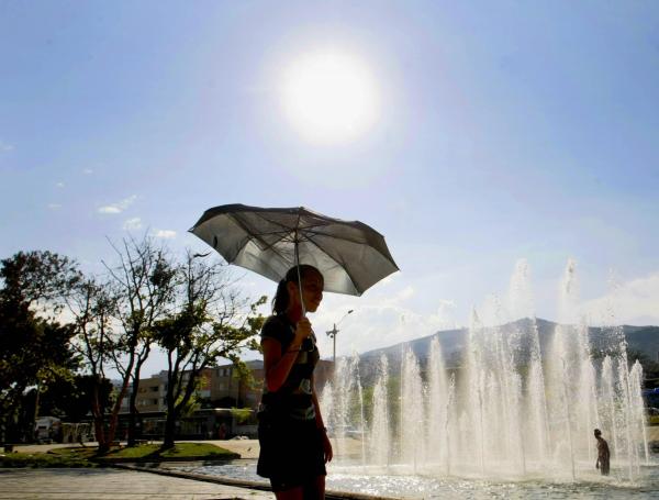 La intensa temperatura ha obligado a los habitantes de varios municipios de Santander a usar sombrillas para cubrirse del sol.