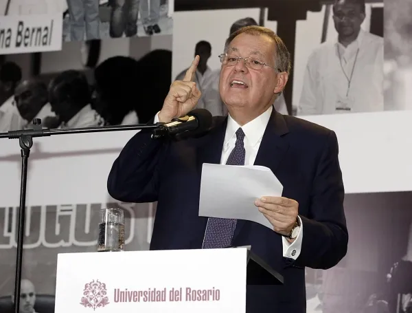 4.	En ejercicio de su cargo como Procurador General de la Nación, Alejandro Ordóñez declaró abiertamente estar en contra del aborto. En un foro en el 2010 aseguró que, el aborto, aunque la ley no lo considera formalmente como un delito de lesa humanidad, materialmente sí lo es.

Respecto al reciente debate que se está llevando a cabo en el país declaró por medio de un tweet que: “Nada se defiende si no se tiene el valor de defender lo más valioso: la vida de las nuevas generaciones. Ninguna lucha parece justa si no se lucha contra el mayor acto de cobardía: acabar con la existencia de un bebé indefenso en el mismo vientre de su madre.”