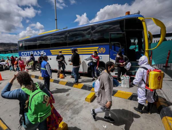 Más de cien venezolanos salieron ayer en buses desde Bogotá hacia Cúcuta para volver a su país.