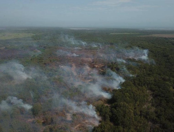 Autoridades atienden desde ayer el incendio presentado en el Vía Parque Isla de Salamanca.