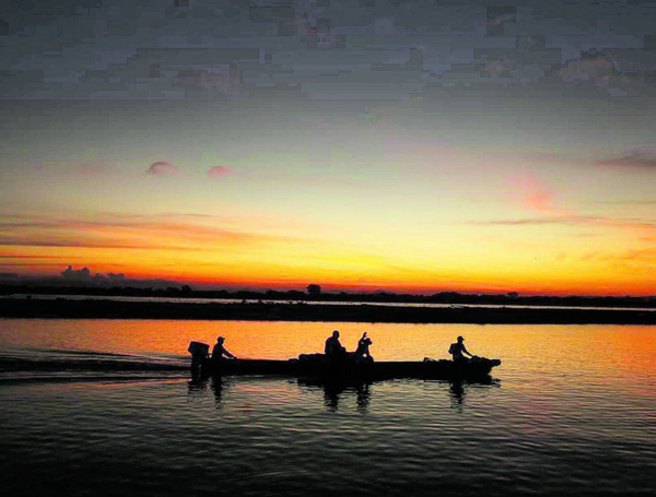 El río Magdalena, nace en el páramo de las Papas, ubicado en el macizo colombiano, y desemboca en el mar Caribe, atravesando gran parte del territorio del país.