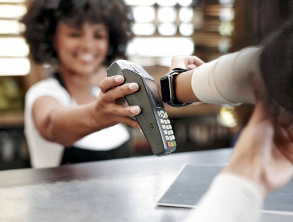 El tema ha cobrado tal fuerza, que tanto Apple como Samsung ofrecen la posibilidad de hacer pagos con sus relojes, previo enlace de los mismos con los celulares.