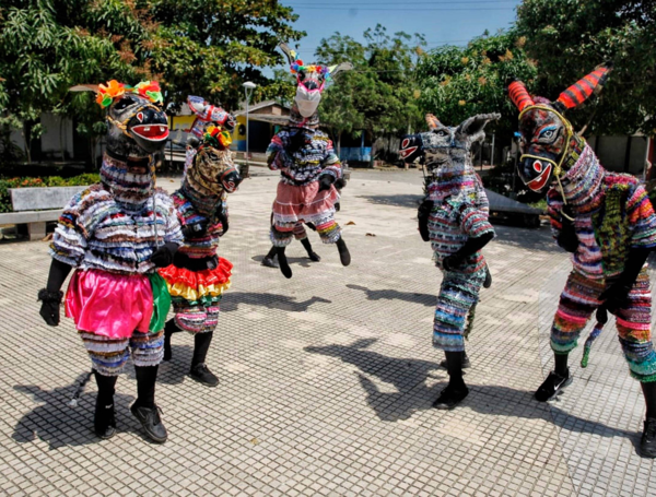 Los Burros Corcoveones de Pital de Megua suelen alegrar muchos escenarios del Carnaval.