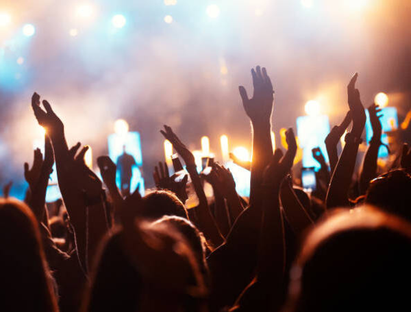 Guía para el fan: cómo prepararse para disfrutar un concierto o festival en Colombia y evitar contratiempos antes, durante y después del evento
