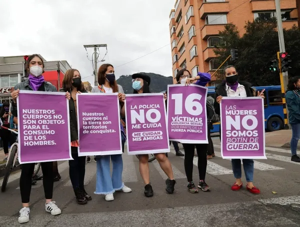 Bogota mayo 14 de 2021. Planton de mujeres en contra la violencia sexual frente al cai Soledad en el park way. Fotos: Milton Diaz El Tiempo